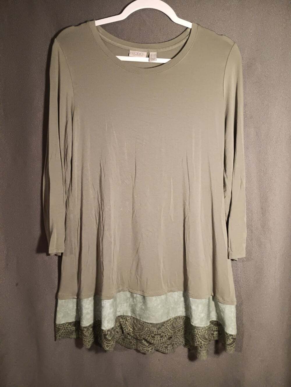 LOGO Lori Goldstein Top Womens Medium Green Scoop Neck Tunic Stretch Lace Hem